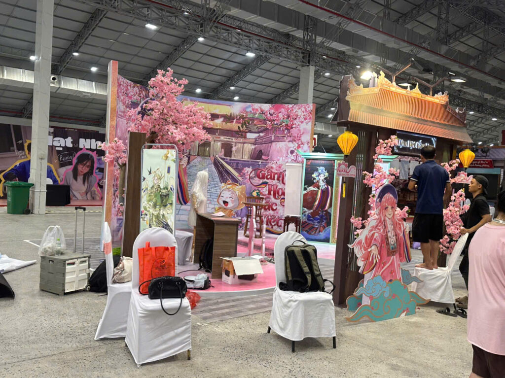 Đội kỹ thuật hoàn thiện backdrop tại địa điểm tổ chức