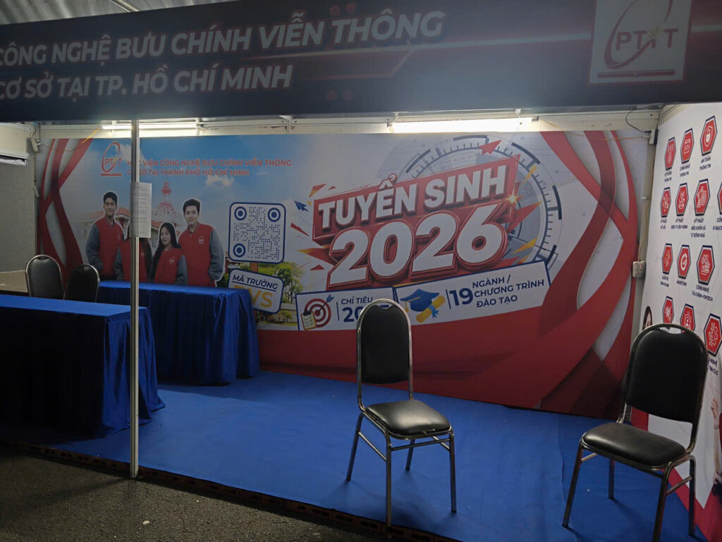 Backdrop gian hàng tuyển sinh tại Đại học Bách Khoa TPHCM
